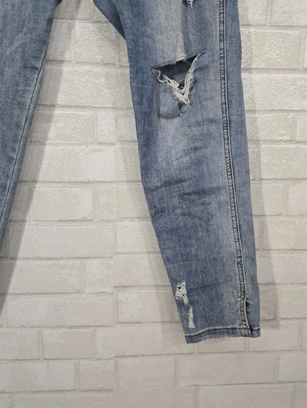 comfy distressed skinny jeans